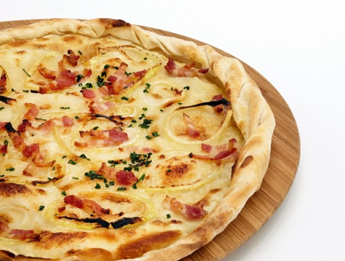 Tarte flambée a jeho recept tarte flambée okrúhla cibuľa šunkové korenie