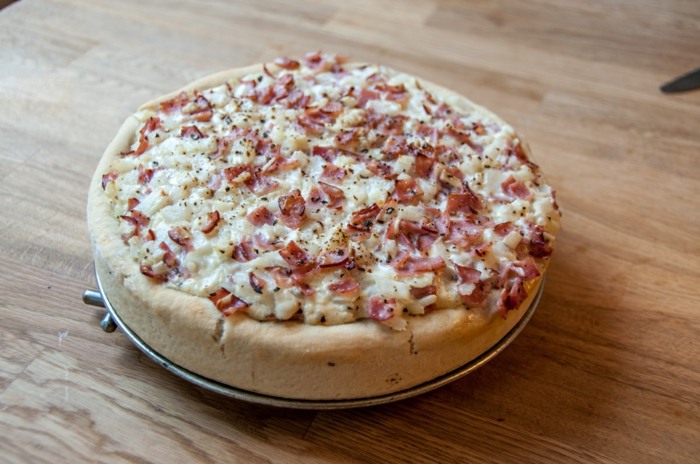 Koláčové flambée s hustým cestom cesto z tarte flambée hustá poleva zo šunkovej cibule