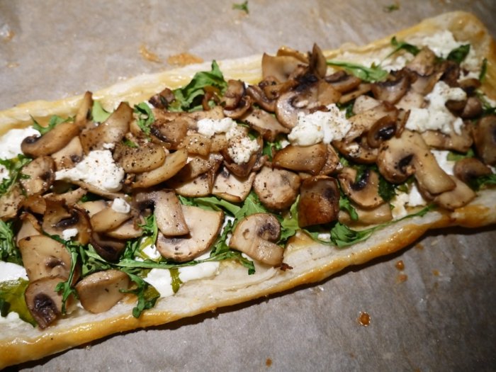 Tarte flambée s hubami a rukolou Huby Tarte Flambee Raketový recept Nápad na pečenie