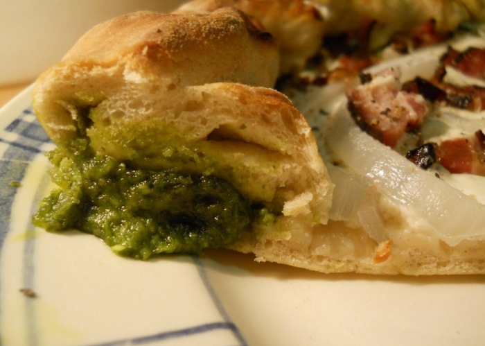 Tarte flambée s naplneným okrajom šunková slanina plnená tarte flambee po okraj