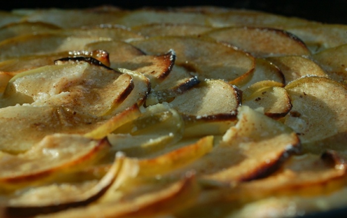 Tarte flambée s jablkom a škoricou tarte flambée jablko škorica sladké pečenie ovocia