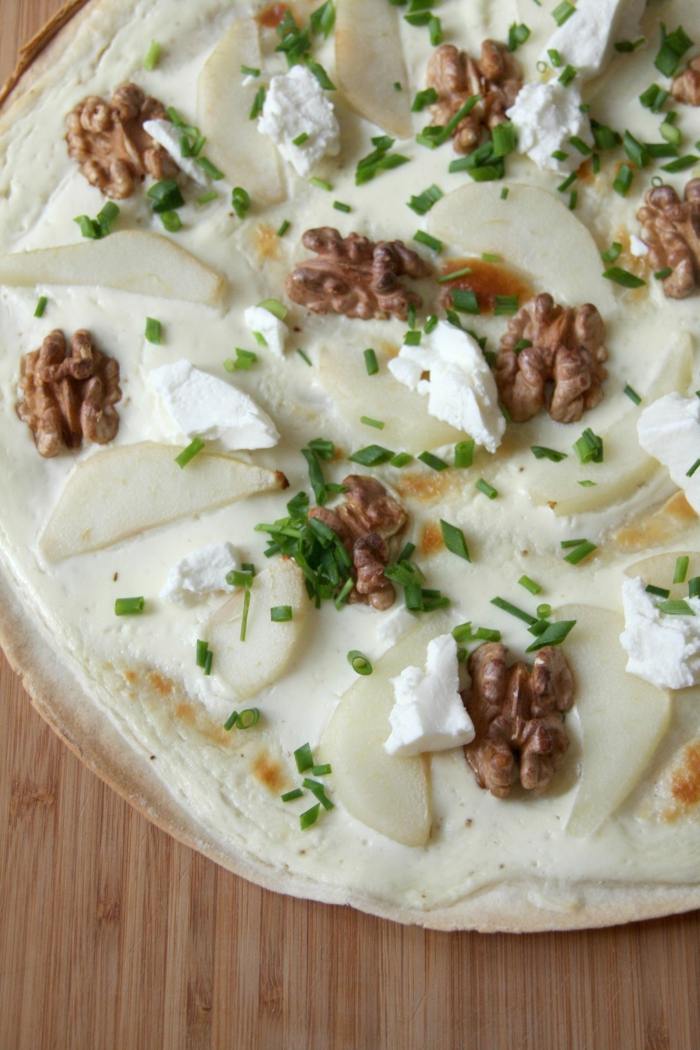 Tarte flambée s jablkom a vlašským orechom flambee vlašské orechy pór smotanový syr pečenie recept okrúhle tarte flambée