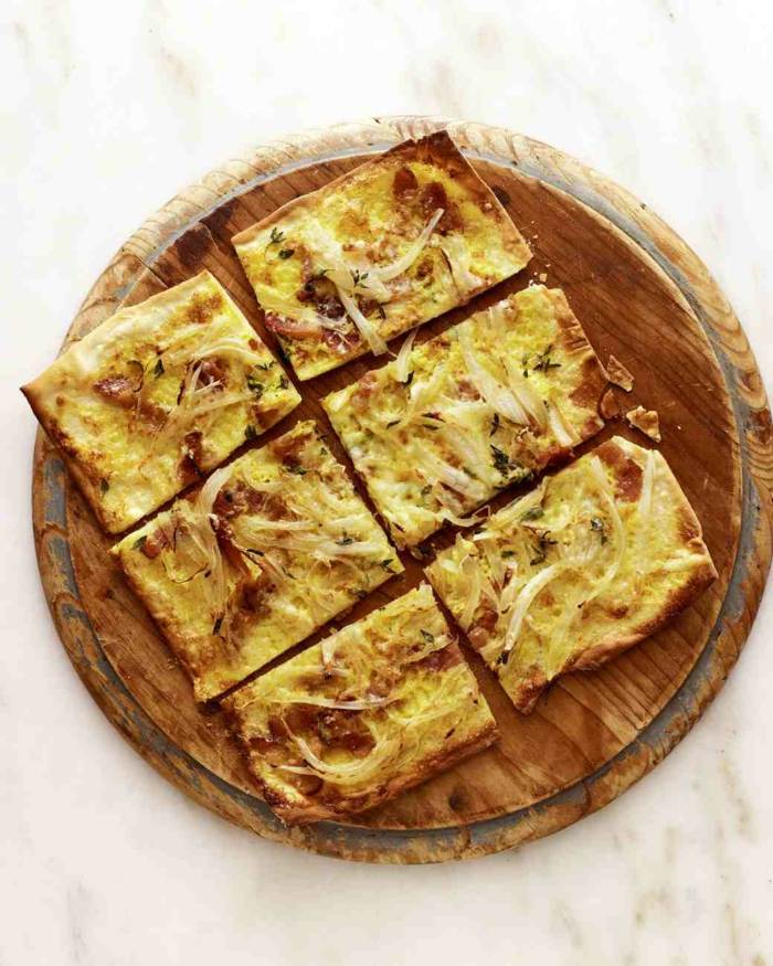 Recept na Flammkuchen - lahodné francúzske jedlo Recept na pečenie tarte flambée cibuľa šunka slanina smotanový syr