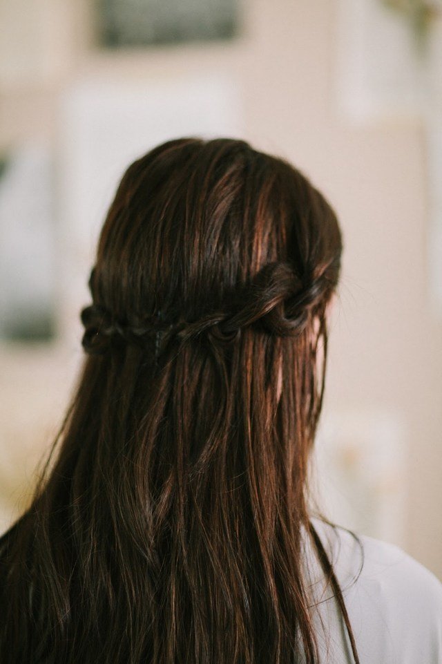 krásny variant okrajového účesu pre otvorené vlasy Úpletový účes pre otvorené vlasy zauzlený namiesto zapletaných