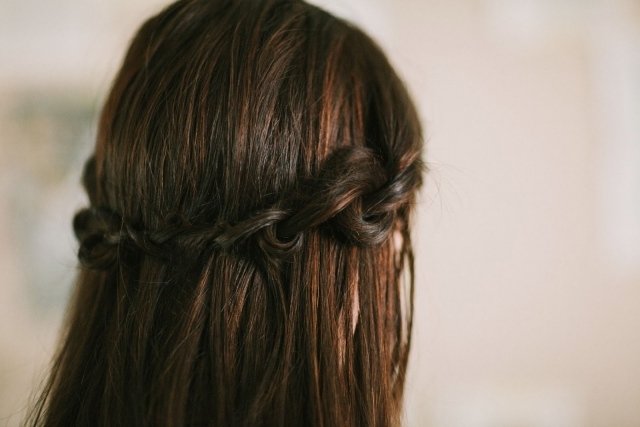 bližší pohľad na vrkoč - návod na zapletaný účes Úpletový účes pre otvorené vlasy -inštrukcie-vlasové uzly-namiesto opletenia