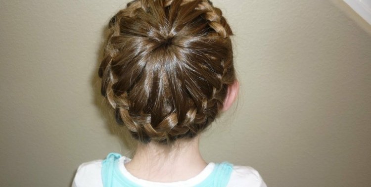 Účes s vrkočom sa robí jednoduchšie, ako sa zdá zapletané účesy s dizajnom koruny drdola každodenný dievčenský vzhľad
