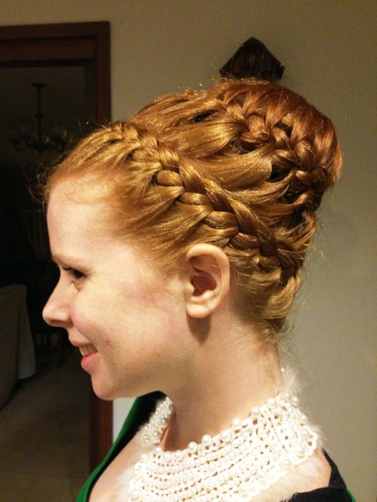 Drdolovitý účes s vrkočom v troch vrstvách zapletané účesy s nápadom na drdol veniec tri úrovne dievča