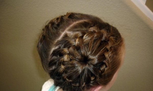 Dvojitý variant v dvoch častiach okrúhly účes-urob si sám-vrkoč-dvojdielny