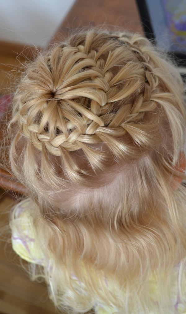 Inteligentný nápad - napoly otvorený, napoly pletený účes-cop-drdol-prepojený-urob si sám