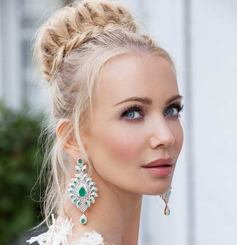 Úpletové účesy s drdolmi - skvelý návod na imitáciu zapletané účesy s drdolom francúzsky vrkoč updo náušnice líčenie