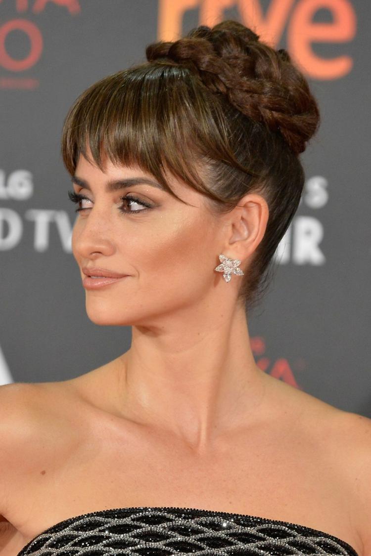 Pletené updos s ofinou dlhé vlasy elegantné účesy