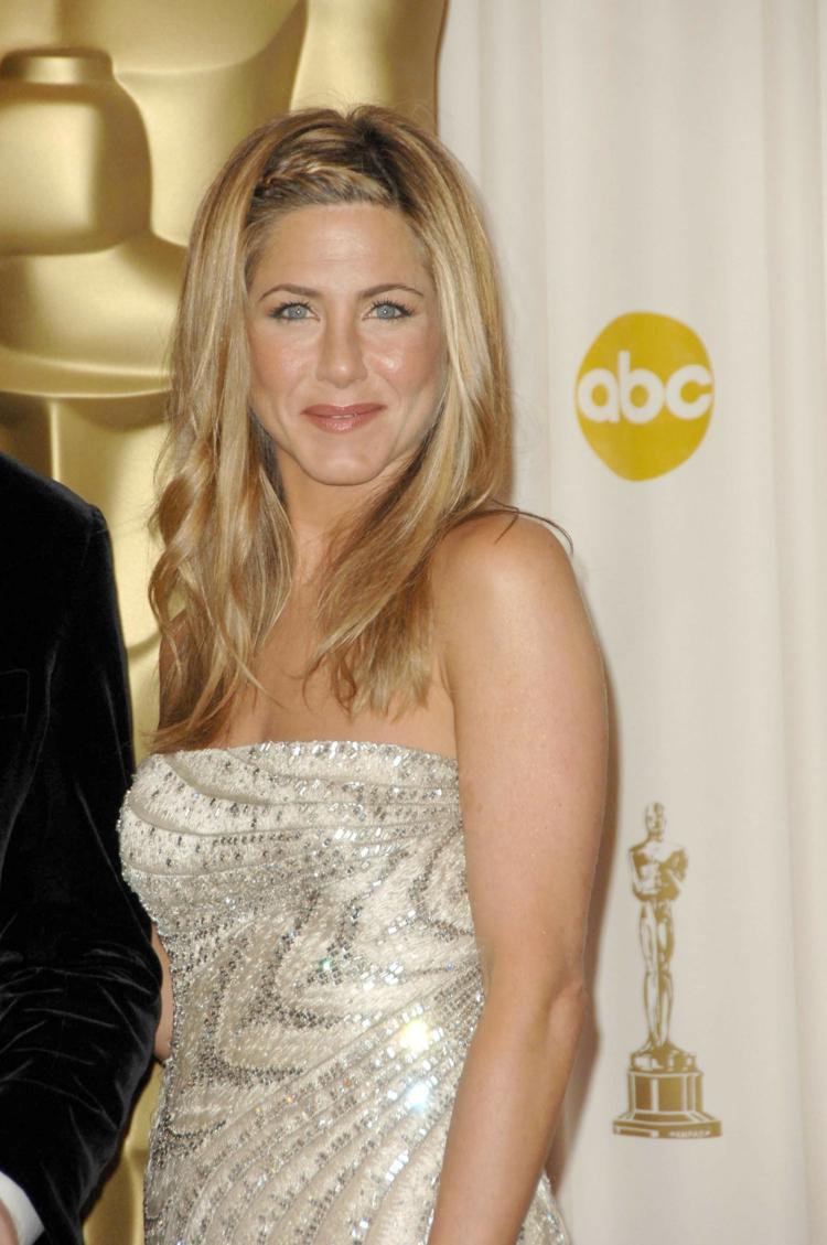Účesy Jennifer Aniston Účesy s ofinou a stredne dlhé účesy