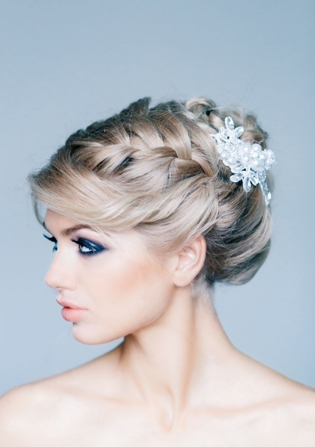 Pletený formálny účes pre svadobné doplnky do vlasov brošne s kamienkami Updo-for-the-wedding-pony-spletané-pramene-francúzsky vrkoč-šperky