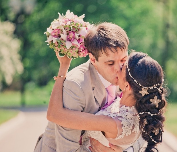 Úpletové účesy pre svadobné vlasové doplnky s hviezdičkovými kvetmi Svadobná móda-vlasové doplnky-kvety-diadém-spletané-pramene