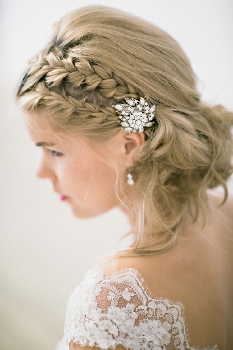 voľne spletené vlasy zopnuté nádhernými vlasovými doplnkami zapletané účesy-svadba-romantický-sedliacky vrkoč-vlasové doplnky