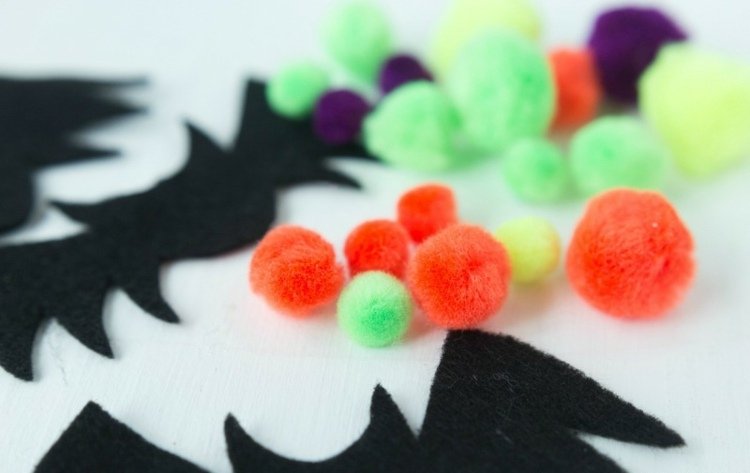netopier-drotár-farebné-pompony-plsť-stimulácia-párty-dekorácia
