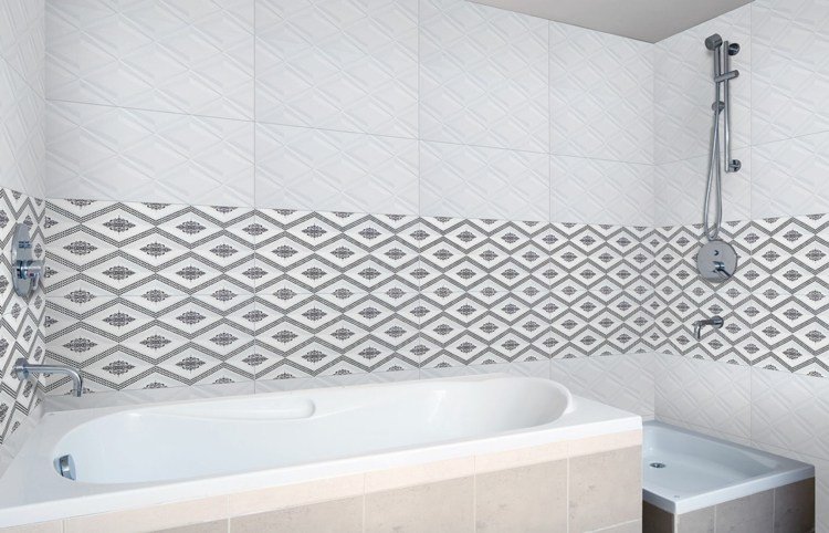 obklady do kúpeľne biela sivá kockovaný vzor vaňa sprchovací kút