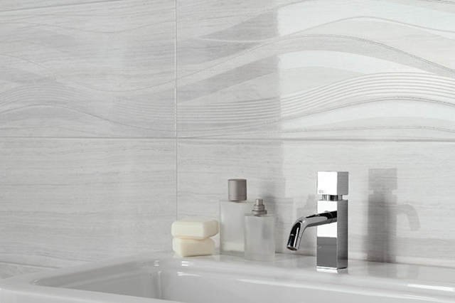 Obklady-so-vzorom-sivo-bielo-s-leskom