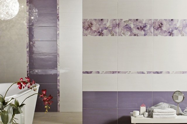 Dlaždice-v-kúpeľni-s-kvetmi-vo-purpurovej-a-vode-optike