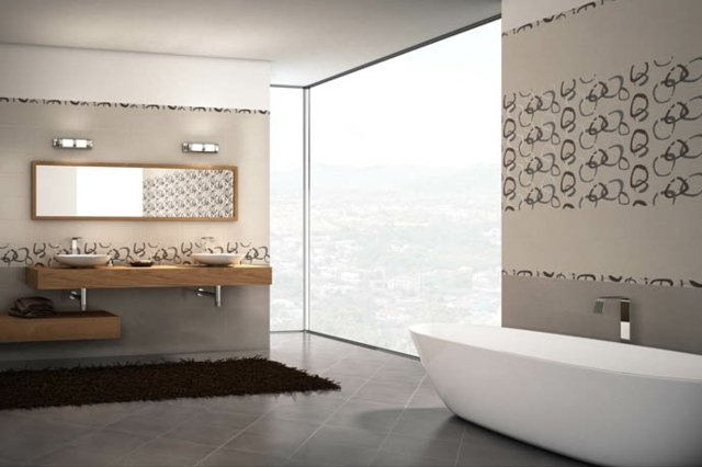 Sklenená stena v kúpeľni so symetrickými figúrkami