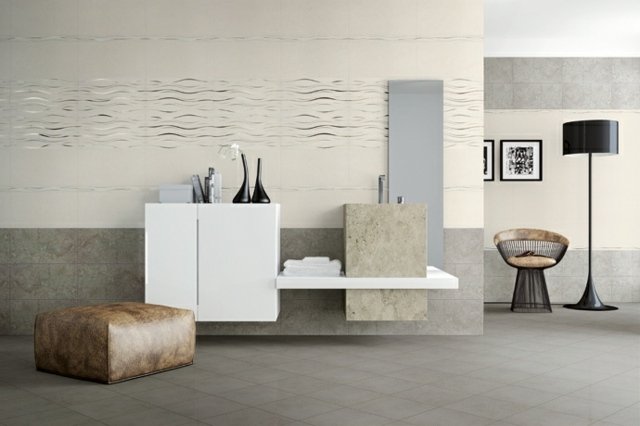 pohovka čalúnená viacerými druhmi dlaždíc v kúpeľni