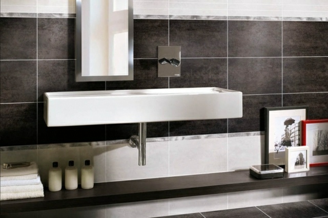 matné-tmavo-hnedé-dlaždice-kombinované-s-bielymi radmi