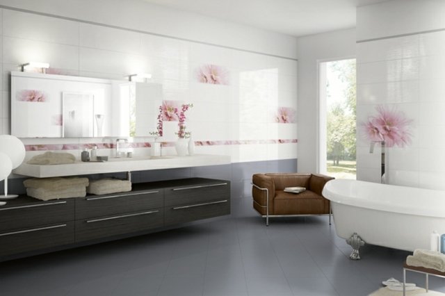 Vaňa vyrobená z liatiny-vysoký lesk-povrch-dlaždíc-s-kvetom