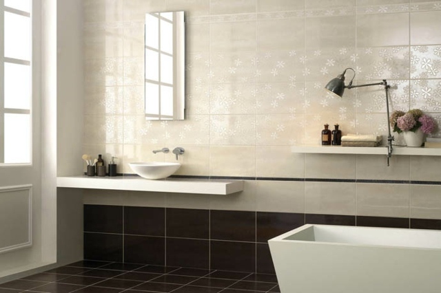 Kúpelňové armatúry-obdĺžnikové-tmavo-biele-farby-obklady-s-kvetmi-vzor