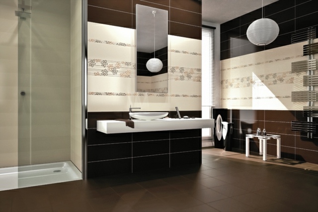 Sprchová kabína-hnedá-stena-dlaždice-s-kvetinovým vzorom-závesná lampa