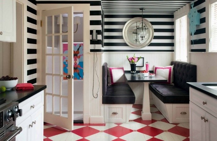 dlaždice-šachovnica-červeno-biela-kuchynská stena-čierno-biele-pruhy