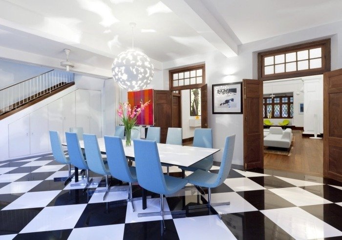 dlaždice-šachovnicový vzor-čierna-biela-jedálenská časť-modrá-jedálenské stoličky