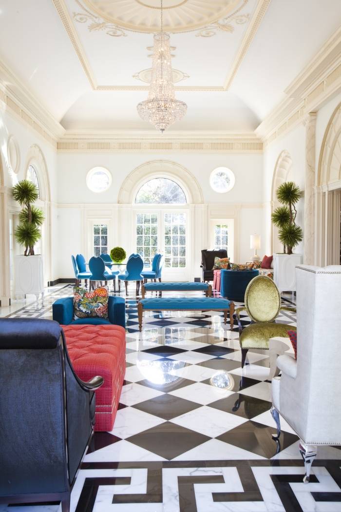 dlaždice-šachovnicový vzor-čierno-biele-farebné-nábytok-klasický štýl