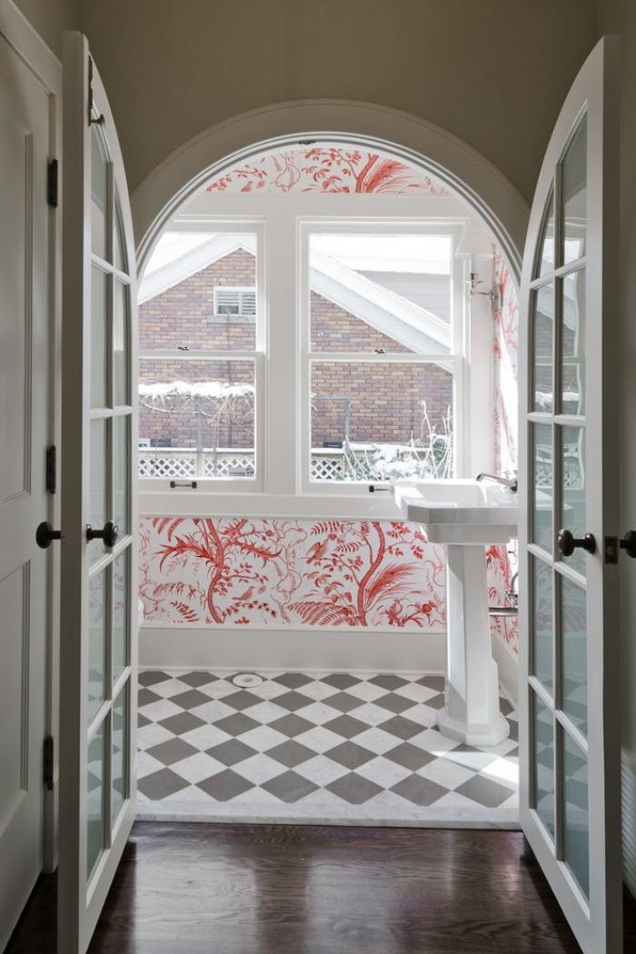 obklady-šachovnica-čierna-biela-kúpeľňa-červená-kvetinová-dekorácie