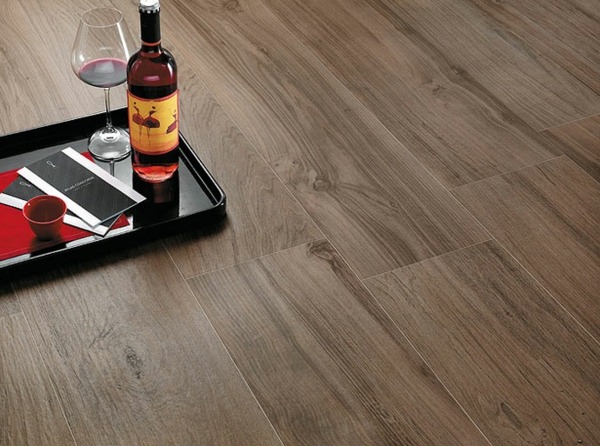 Obývacia izba s drevenými podlahami