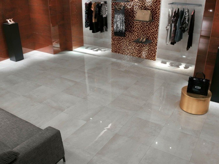 dlažba v kamennom vzhľade evoque sivá vysoký lesk obchod s oblečením zariaďovací gauč sivý