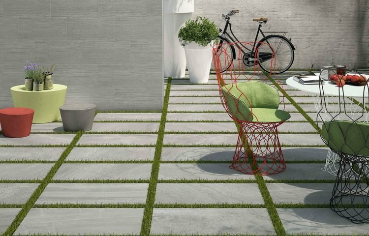 kamenný vzhľad obklady dopredu terasa kovový nábytok spoje trávnika