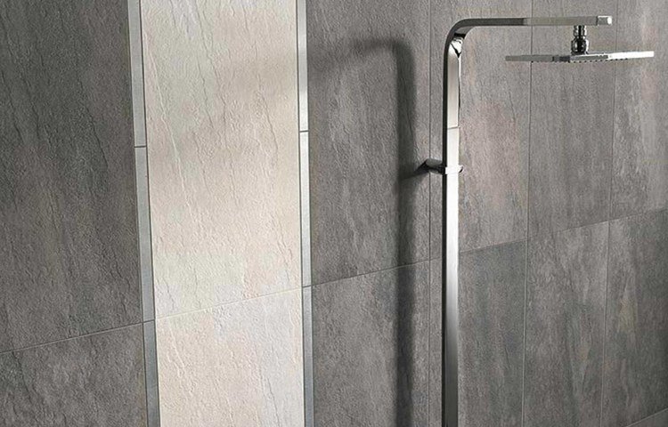 obklady kameň vzhľad kremeň sivá béžová sprchová hlavica moderný kremenný kameň