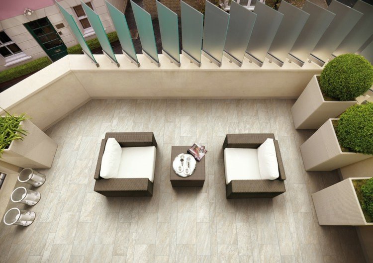 dlaždice kameň vzhľad lefka vonkajší balkón kvetináč kreslo ratan súkromná obrazovka sklo