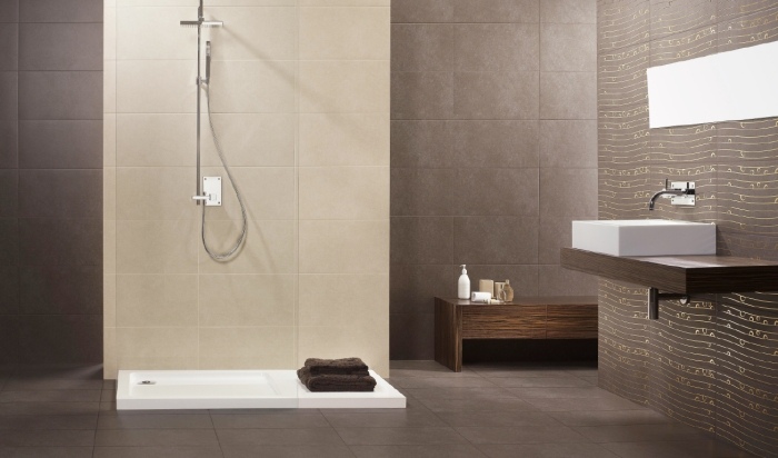 kúpeľňa-stena-a-podlaha-dlaždice-porcelánová kamenina-dekoratívne-dlaždice-lesklé-motívy-zlatý vzhľad