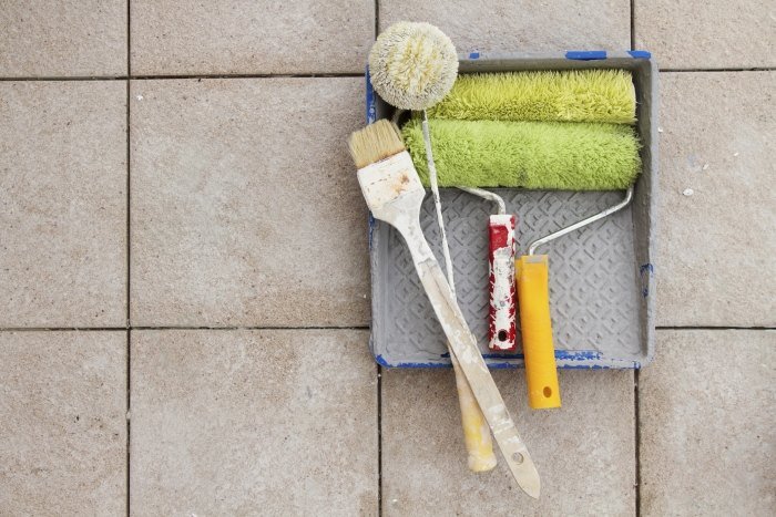 namiesto toho, aby ste zo stien strhávali staré dlaždice, vymaľujte malba na dlaždice-materiály-valček-kefa