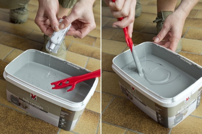 Vyberte a namiešajte farbu pre novú podlahu maľovanie dlaždíc-príprava-farba-sivá