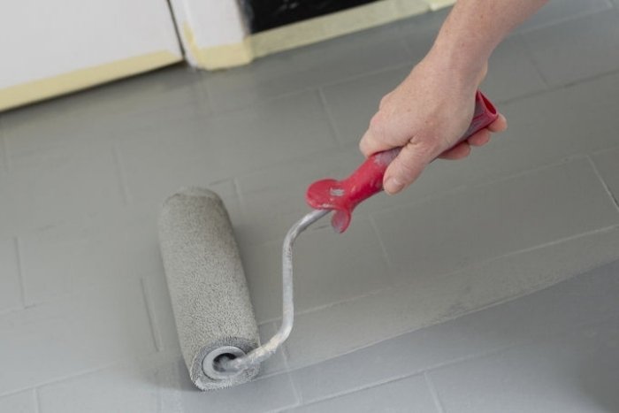 Druhú vrstvu šedej farby naneste maliarskym valčekom dlaždice-maľba-podlaha-šedá-druhá vrstva