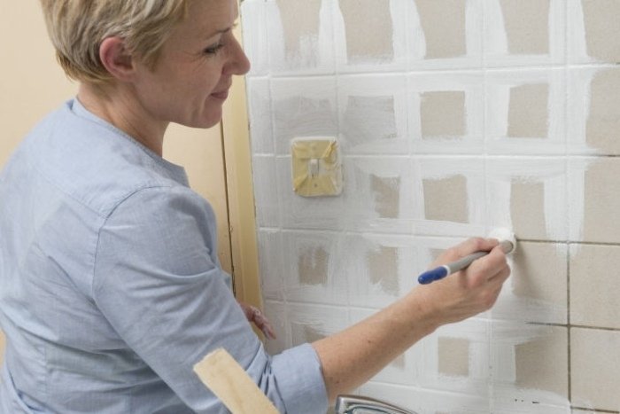 Škáry obkladov natrite na bielo malým štetcom škáry dlaždíc-malá-farba-štetec-farba-biela