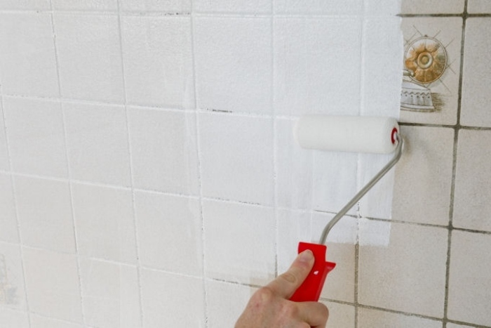 Staré zrkadlo na dlaždice namaľujte maliarskym valčekom na bielo dlažba-maľba-malá-farba-valček-biela-farba-kuchyňa