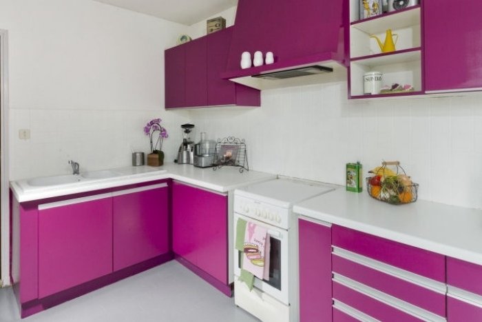 Renovácia kuchyne - natrhanie starého obkladu namiesto trhania Renovácia kuchyne-dlažba-zrkadlo-biela-dlažba-maľba