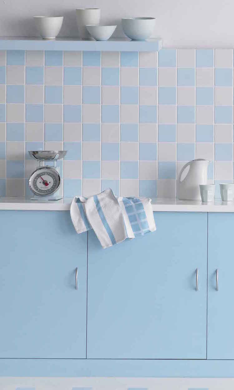 Kuchynská stena so šachovým vzorom v bielej a svetlo modrej farbe Maľba dlaždíc-svetlo-modrá-biela-svieža-svetlá-kuchyňa