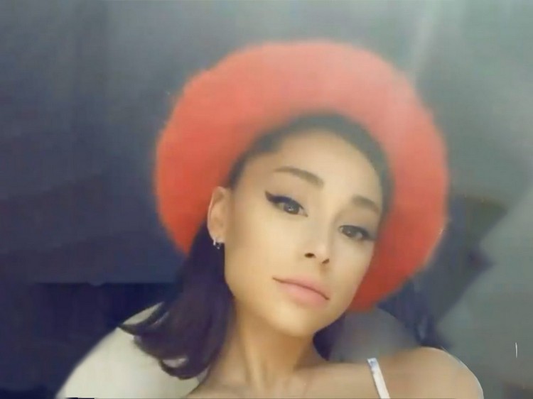 Flippy Lob trendy účesov Ariana Grande 2021