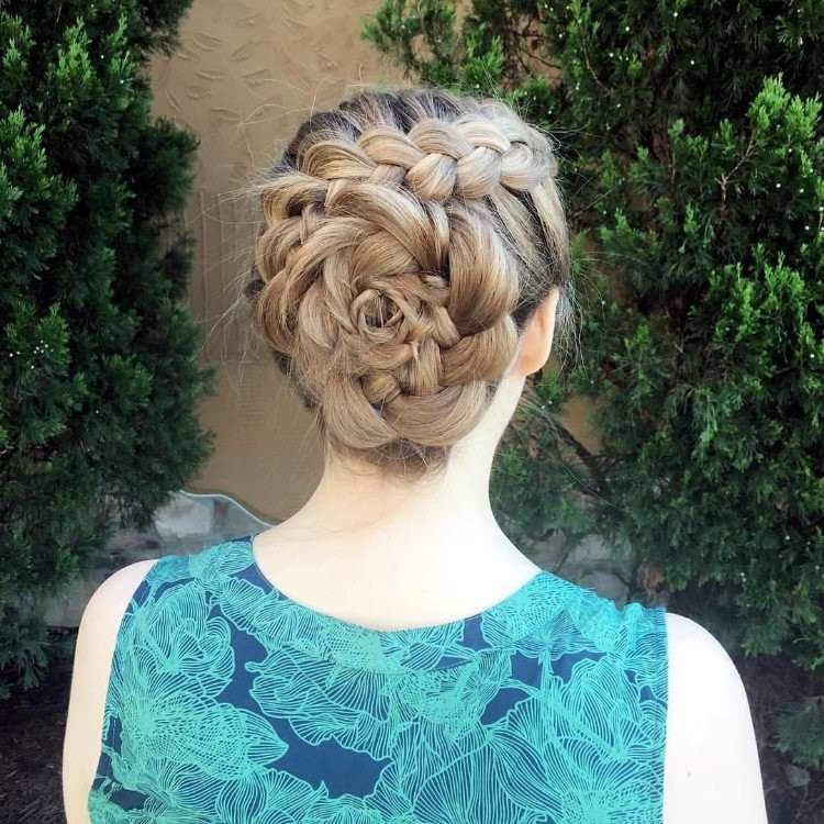 elegantný updos veľký kvetinový vrkoč