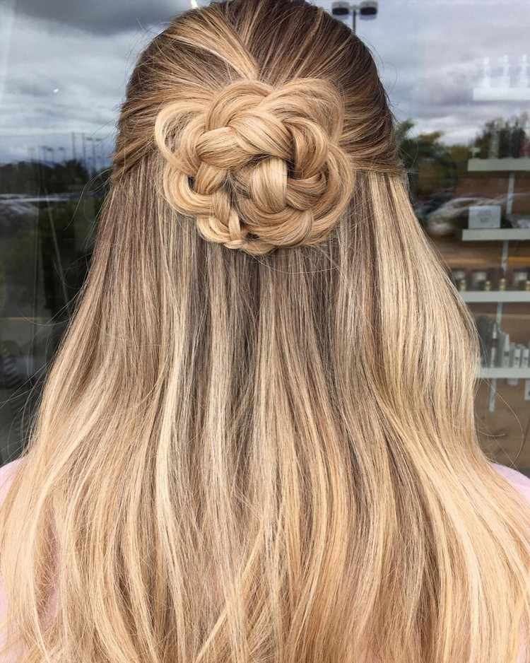vrkočový účes trend kvetinový vrkoč blond vlasy jednoduché