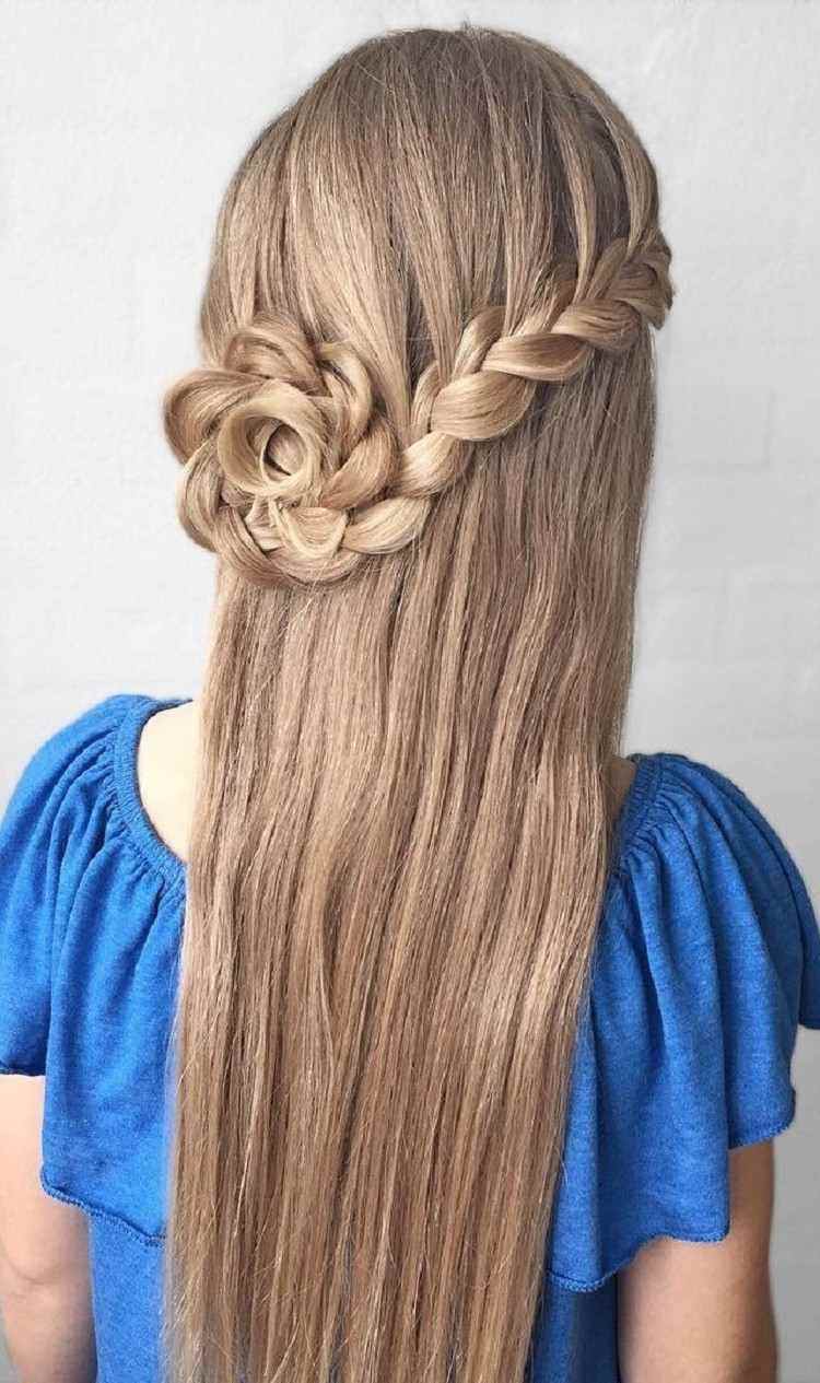 nápady na styling spletené účesy napoly otvorený kvetinový vrkoč